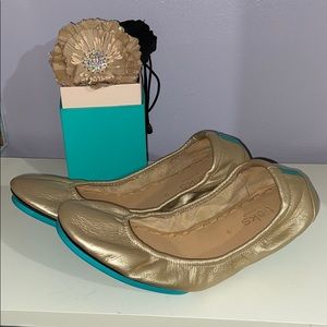 Brand new champagne Tieks!